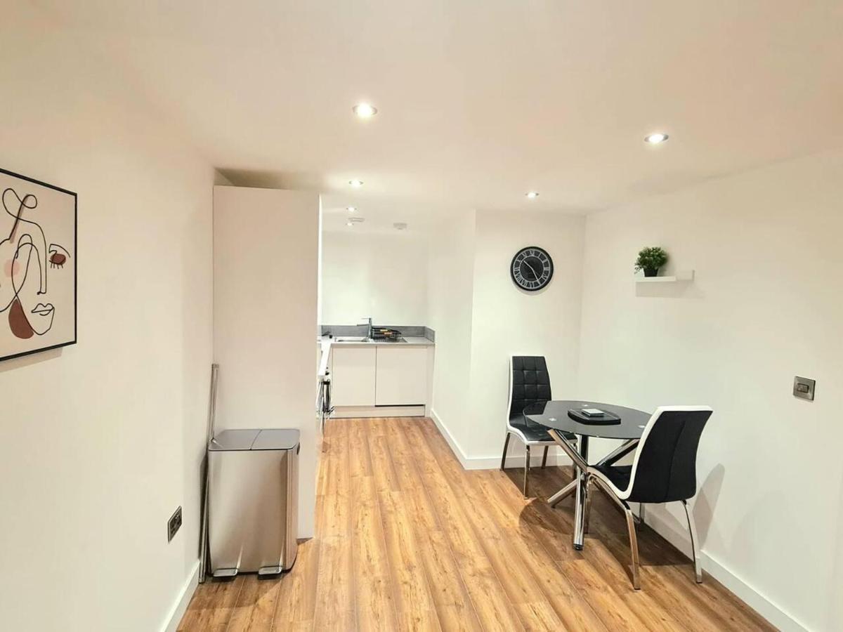 1-Bedroom Aprt In Salford- Freeparking- Sleeps3 Manchester Exterior foto
