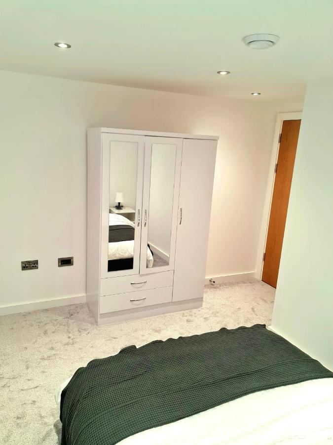 1-Bedroom Aprt In Salford- Freeparking- Sleeps3 Manchester Exterior foto